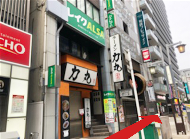 When you see the ramen restaurant "Rikimaru" on your left, go straight a little further. You will soon see Mr. Donut on the first floor of the hotel soon.