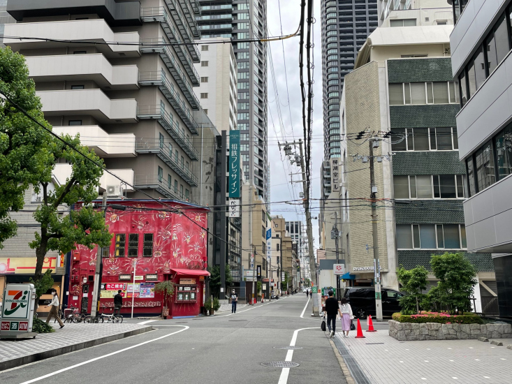 더 나아가 왼쪽에 붉은 건물이 보이면, 그 안쪽이 프레사 인 오사카 요도야바시입니다.