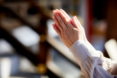 手を合わせて参拝