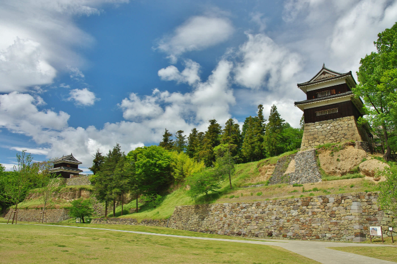 青空と緑が美しい上田城跡公園