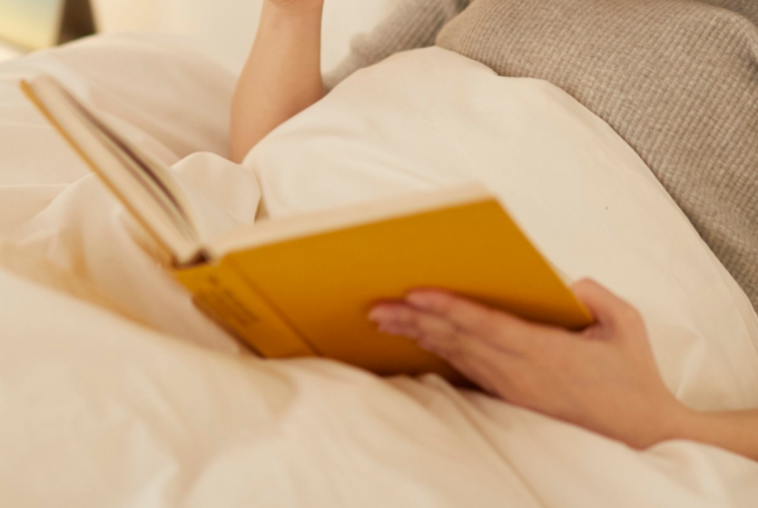ベッドで本を読む