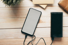 モバイルバッテリーの機内持ち込みルールとホテルでの注意点