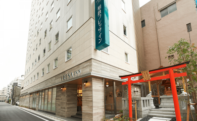 There is a hotel entrance next to Inari-sama.
