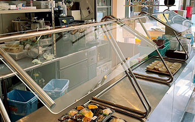 自助餐桌上安裝了有機玻璃隔板