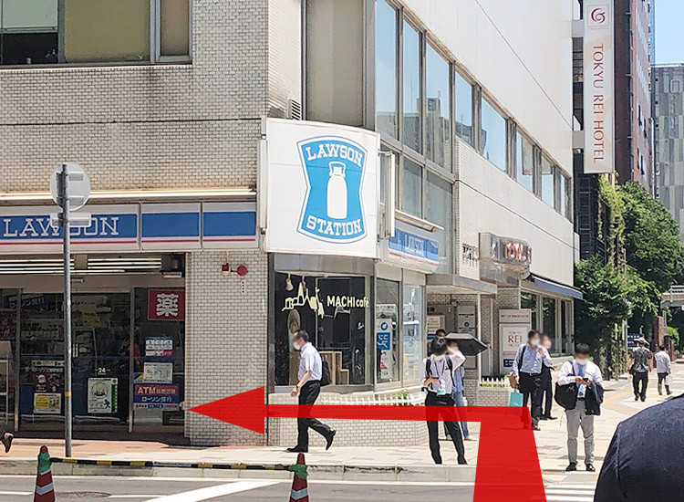 There will be a LAWSON store across from you when you reach the top of the stairs. Turn left in front of LAWSON.
