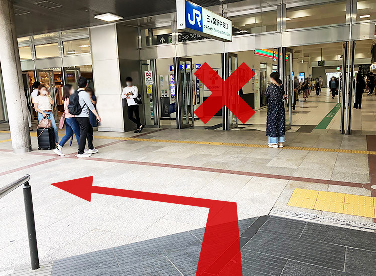 地上に上がり、左に曲がります。（JR三ノ宮駅中央口へは入りません。）