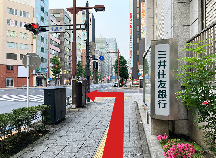 Cross the intersection to the left at the end of Sumitomo Mitsui Banking Corporation.