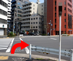 Cross the pedestrian crossing, turn right and go straight.