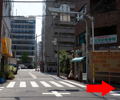 左側可以看見「三明治Parlor松村」。在十字路口右轉。繼續直走，本飯店位於左側方。