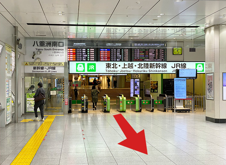 Go out of the Yaesu South Exit ticket gate and head toward Kyobashi and Ginza.