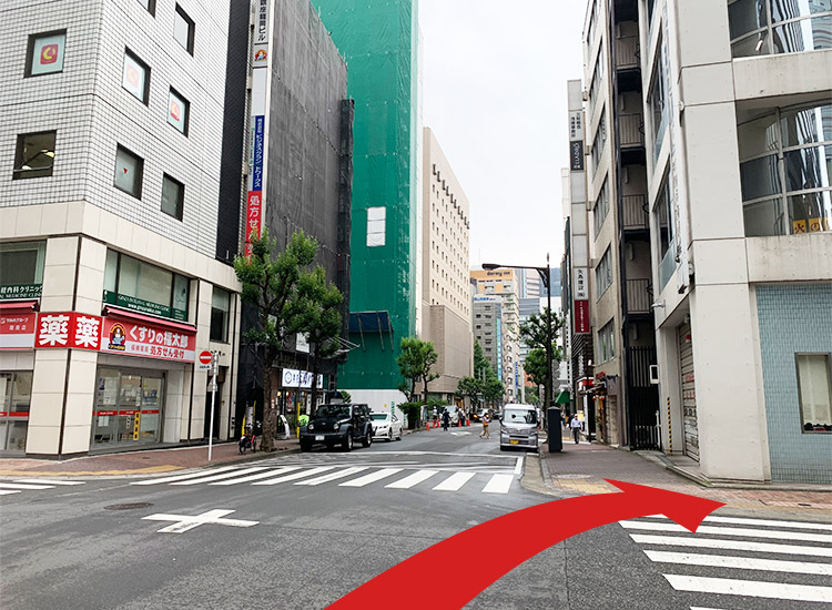 左に「くすりの福太郎」、右手に「消防署」がある交差点を、右へ曲がります。