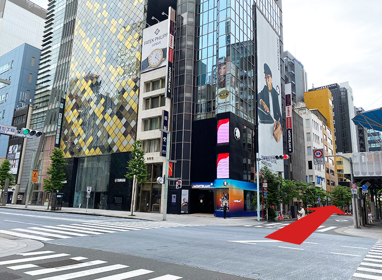 At the Ginza 7-Chome intersection, turn right from the "Shiseido Parlor" side to the "Montblanc" side, cross the intersection, and then enter Hanatsubaki-dori Street. 