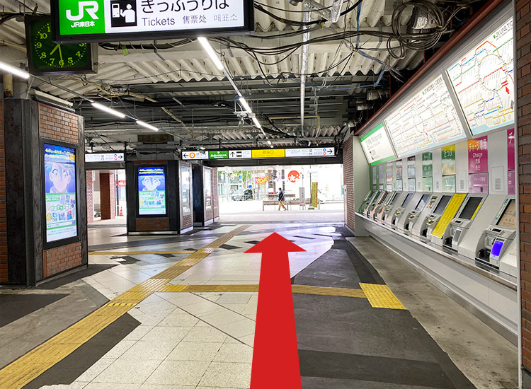 新橋駅北改札を出て右に曲がると「銀座口」があります。