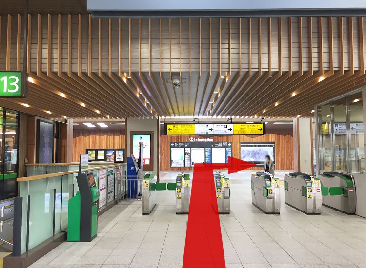 北陸新幹線長野駅改札口を出て右方面「善光寺口」へ進みます。