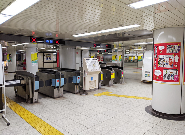 This is the ticket gate on the Higashiyama Line on the subway.