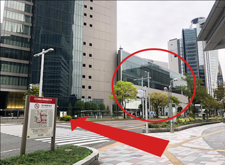 横断歩道を渡ると、右側にミッドランドスクエア（赤い枠の建物）が見えます。