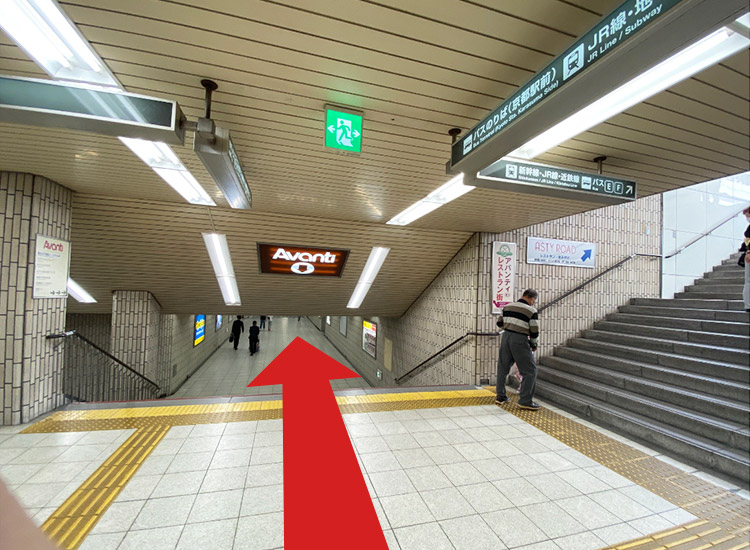 以京都AVANTI的地下入口为目标，下楼梯(并设坡道),然后直走。