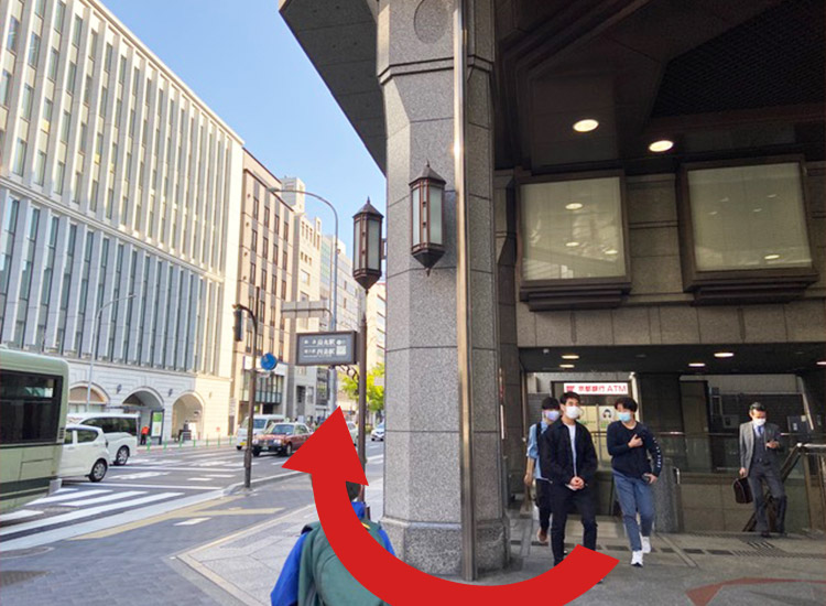 When you get to the ground level, turn right and walk straight along the sidewalk. (You will see the glass-walled Cocon Karasuma building on your right.)