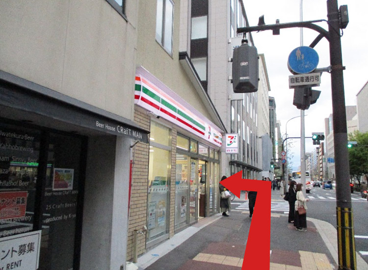 在最近的十字路口左转, 然后直走。(7-11便利店是标识。)
