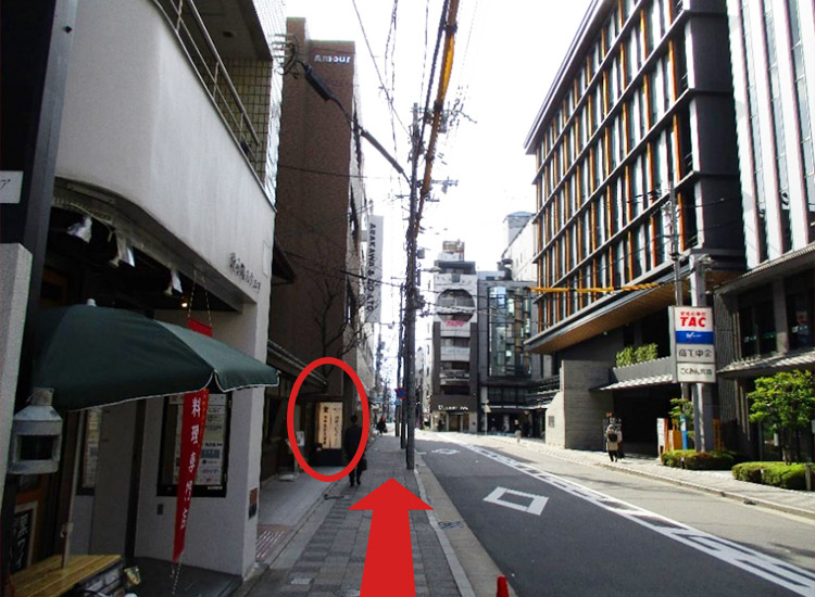 直走一段後，左邊會出現一間飯店。（以田中奈良店和相鐵FRESA INN的招牌為地標。）