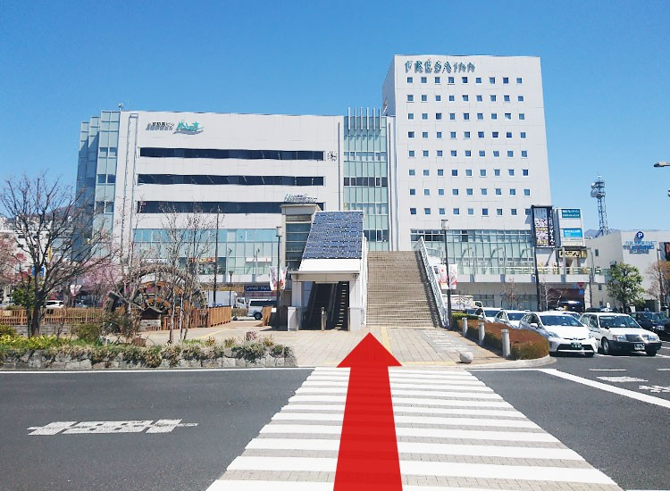 JR 호쿠리쿠 신칸센 개찰구 시나노철도 오시로구치 출구를 나와서 정면의 계단 또는 에스컬레이터를 타고 올라갑니다. 정면에 보이는 빌딩 오른쪽이 호텔입니다.