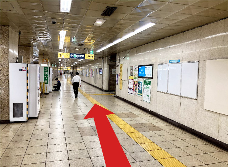 東京メトロ千代田線赤坂駅、乃木坂方面改札を出て左に向かいます。