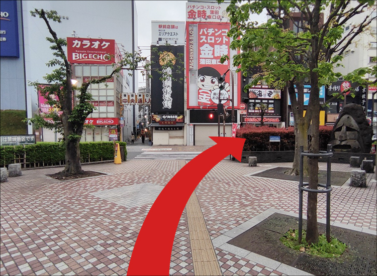 出蒲田站东口后, 穿过眼前的人行横道, 然后向右走。
