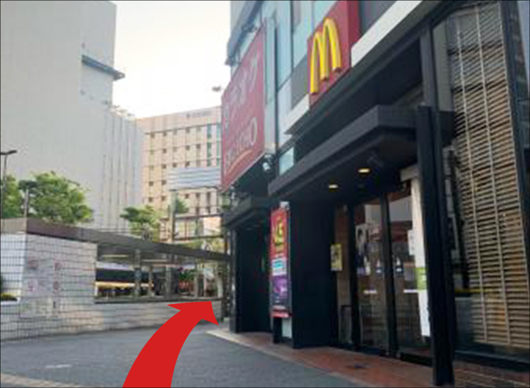 오른쪽의 맥도날드 건물에서 건물을 따라 우회전합니다.