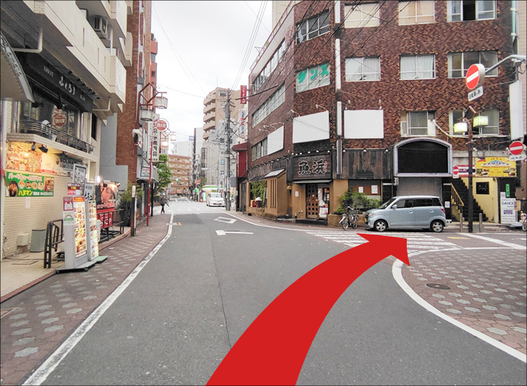 Turn right in front of the Japanese-style tavern "Uohama". If you go straight, our hotel will be on your right.
