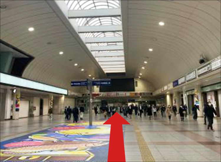 After turning right, go straight through the station premises until you see the stairs and escalator. Take the stairs or get on the escalator to go down to the 1st floor.