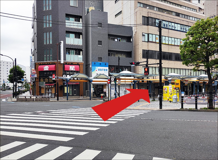 When you get out of the shopping district, cross the pedestrian crossing and proceed in the direction of the arrow.