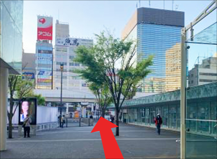 走到站前廣場後，朝箭頭方向前進。（以京濱急行高架鐵道為地標。）