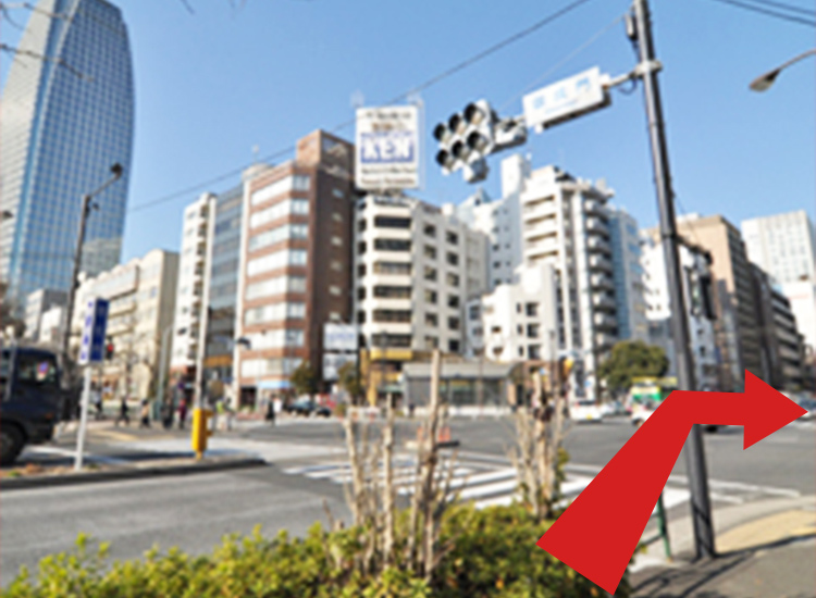 御成門駅A3の出口を出ますと大きな交差点です。横断歩道を渡らずに右に曲がって歩いてください。