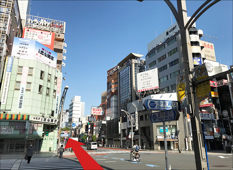 上野広小路亭前を直進します。