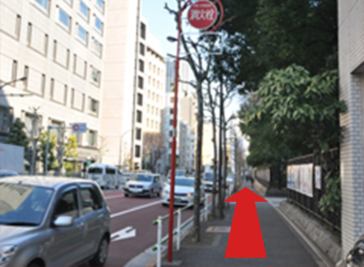 오른쪽에 일본 적십자사 본사가 있습니다. 버스 정류장 건너편으로 하마마츠초 잇초메 교차로가 있습니다.