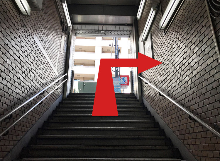 階段を上り右に曲がります。