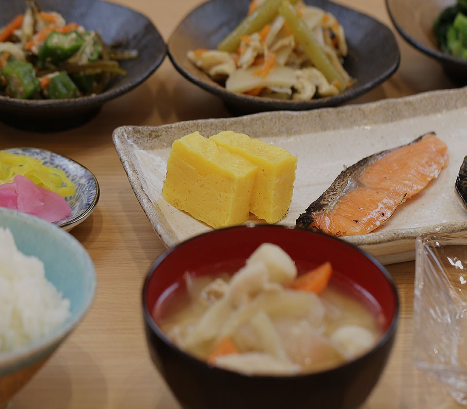 美好的一天的開始、請享用我們以自豪的日式家常菜為主的自助早餐