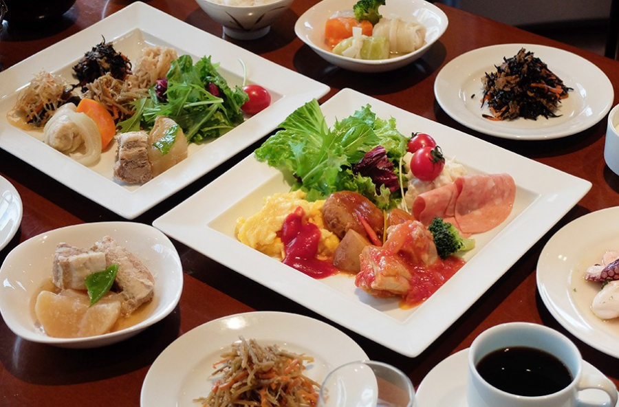 朝食には、ホテル1階レストラン『Bistro Katsuki』にて、厳選素材の和洋食ビュッフェをご用意しております。