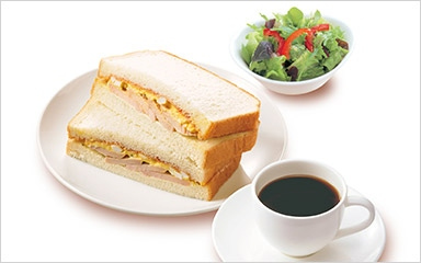 4.たまごとハーブ鶏のサンド（モーニングサラダ付き） + 珈琲 or 紅茶 or オレンジジュース