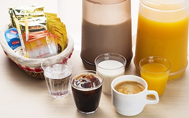 Drink bar (coffee/tea/juice/milk)
