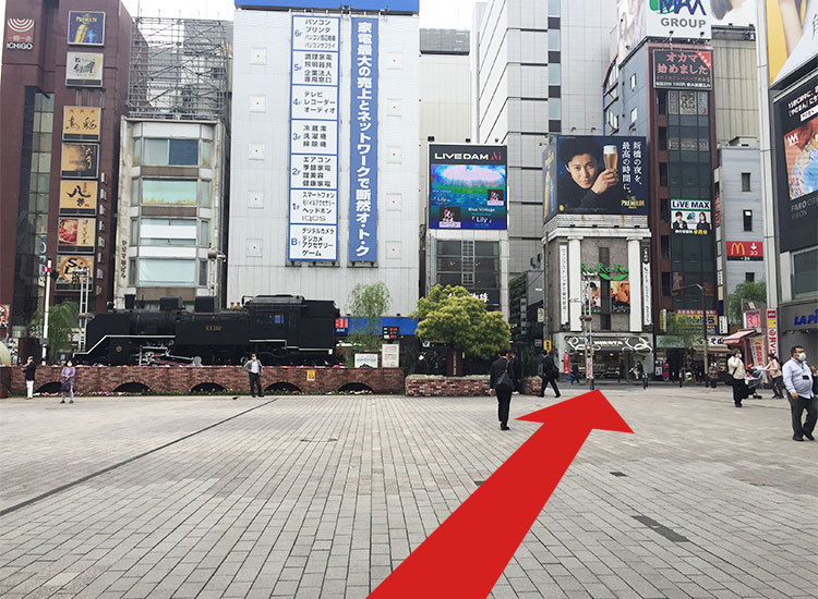 Walk diagonally to the right at SL Square. (Your landmarks are the lottery stand and Fuji Soba.)