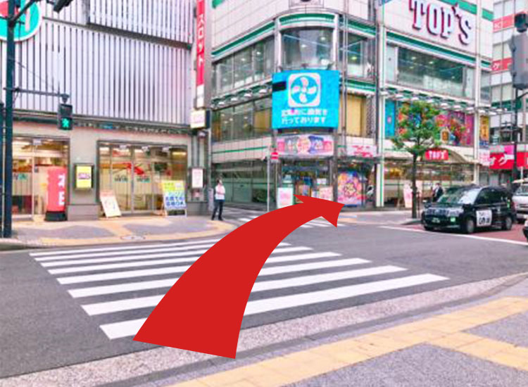 Cross the intersection in the direction of the pachinko parlors and then proceed to the right.