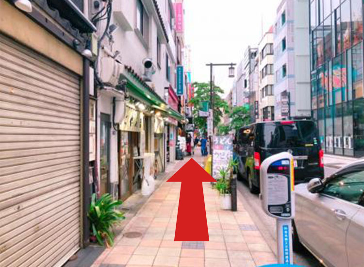 Go straight through Yanagi-dori Street for about 200m.