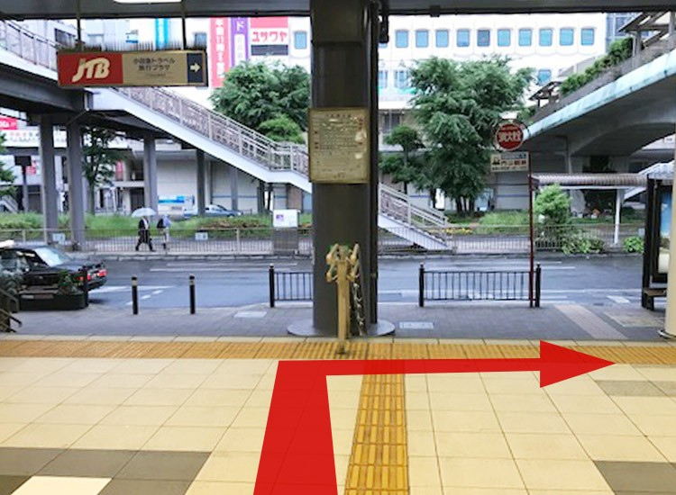 在车站出口向右走。