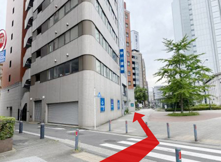 曲がると横断歩道があり、渡ると左側に相鉄フレッサイン横浜桜木町が見えてきます。