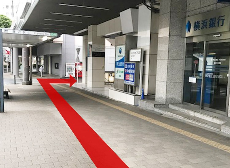 可并排看到横滨银行和新生银行。在新生银行旁边的拐角处向右转。