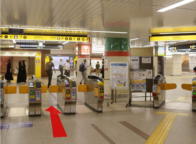 This is the Minami-Minami (South-South) Ticket Gate of Osaka Metro Namba Station. Go out of the ticket gate and walk on right immediately.