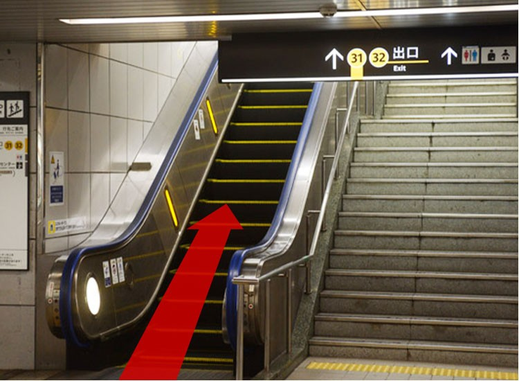 니시우메다, 히고바시 방면에서 오시는 분은 전철의 진행 방향 쪽으로 가서 개찰구가 있는 층으로 올라가시기 바랍니다. 스미노에코엔 방면에서 오시는 분은 전철의 진행 방향과 반대로 가서 개찰구가 있는 층으로 올라가시기 바랍니다.