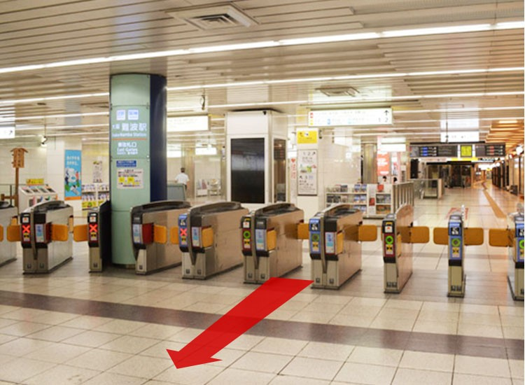 오사카 메트로 난바 역 서쪽 개찰구를 빠져 나온 곳에는 긴테쓰 전차・한신 전철의 오사카 난바 역 동쪽 개찰구가 있습니다.