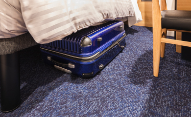 床下设有空间，可以摆放行李箱。